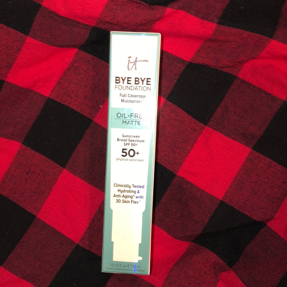 IT Bye  Bye  foundation full coverage Lite color